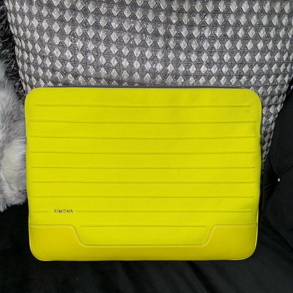 RIMOWA NEVER STILL flat Pouch. Used once, like new comes  original packaging. - Picture 3 of 5